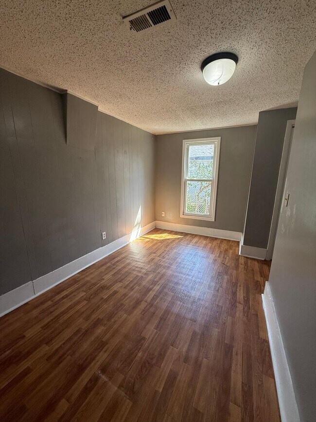 Building Photo - Rent this 2 Bedroom 1 bathroom Home