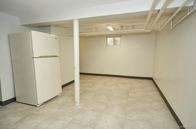 Building Photo - 14 Redbrook Rd