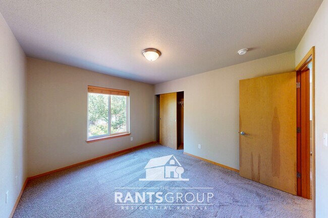 Building Photo - Fantastic Neighborhood! Easy Commute to JB...
