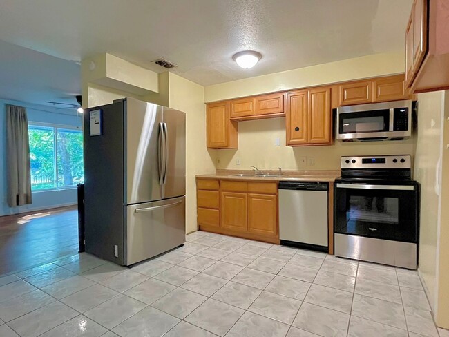 Building Photo - 2611 Pembrook Dr