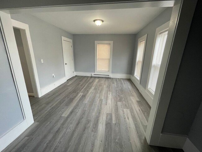 Building Photo - Second floor 4 Bedroom 1 Bathroom Two Stor...