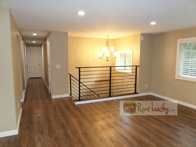 Building Photo - Stunning and LARGE Remodeled 3-Bedroom Hom...