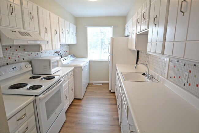 Building Photo - Town Home