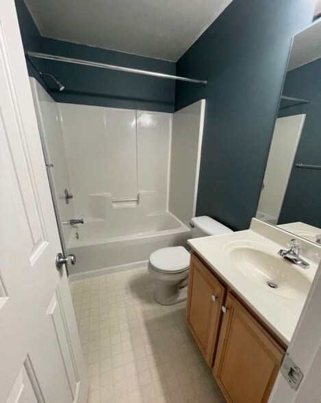 Building Photo - 28 Sweetland Ct