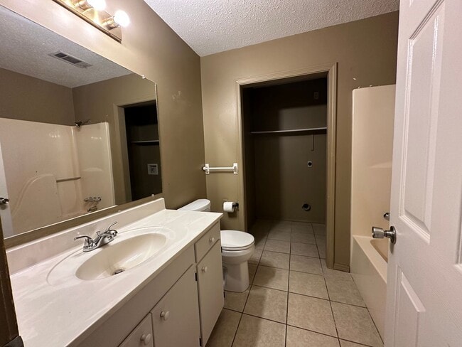 Building Photo - 1402 N Hartford Ave