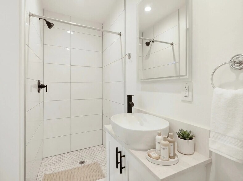 Building Photo - 1326 W 35th Pl