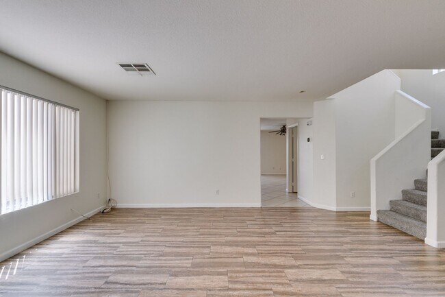 Building Photo - Spacious 4 Bedroom 2.5 Bathroom Home with Covered Patio & Large Backyard