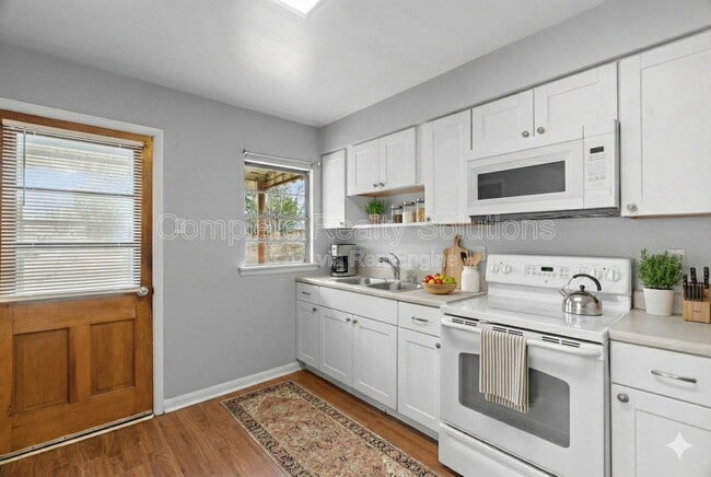 Building Photo - 9220 Leamont Dr