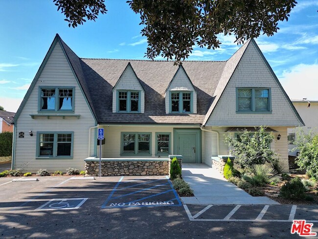 Building Photo - 2739 S Budlong Ave