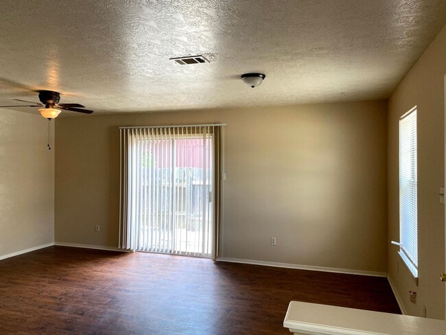 Building Photo - 2/1 Duplex Available 7/29/2026!