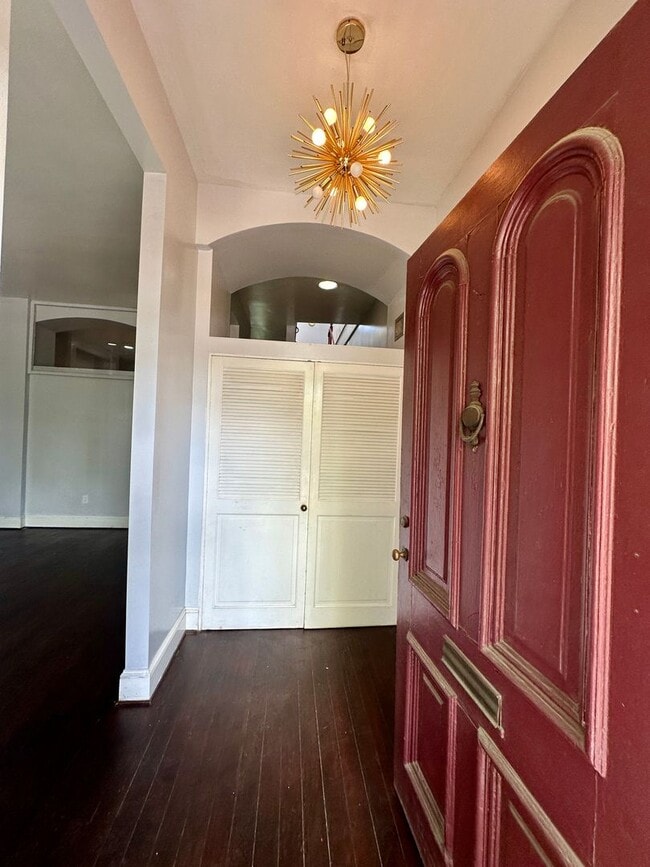 Building Photo - 3 BED | 2.5 BATH | OFF STREET PARKING | PRIVATE BACKYARD | HISTORIC DISTRICT