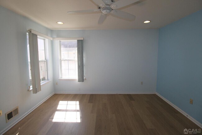 Building Photo - 27 Pin Oak Dr