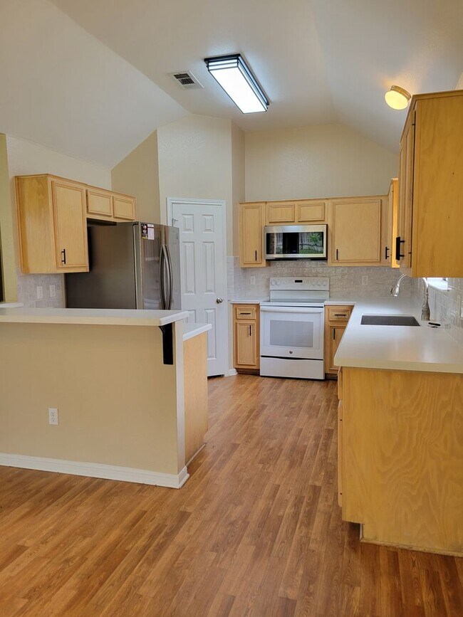 Building Photo - 3bd/2ba house close to major shopping, restaurants, and Ft. Hood!