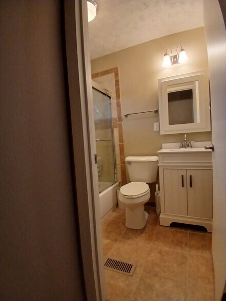 Main bathroom - 140 Redbud Dr