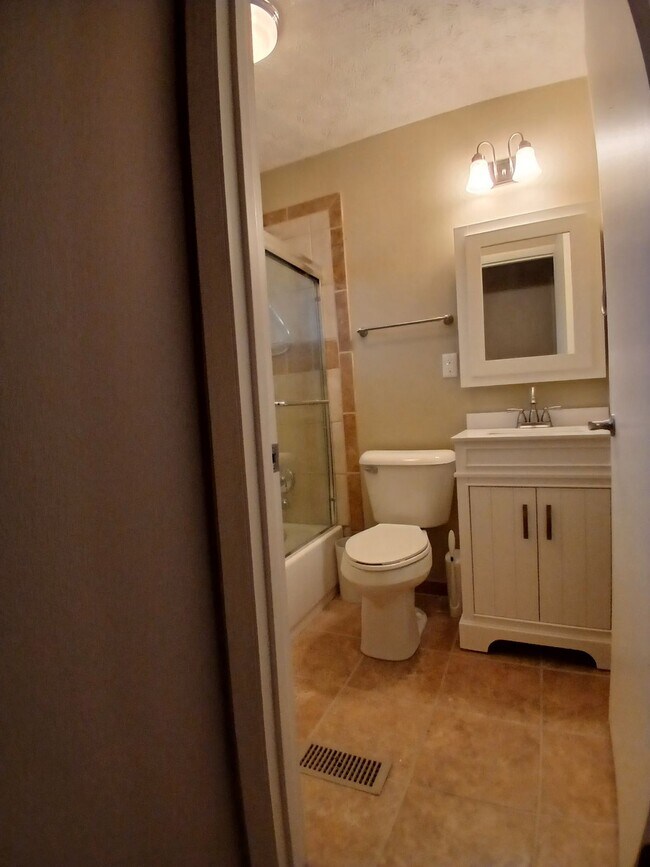 Main bathroom - 140 Redbud Dr