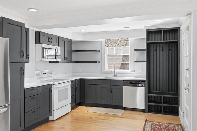 Building Photo - 198 Linden St