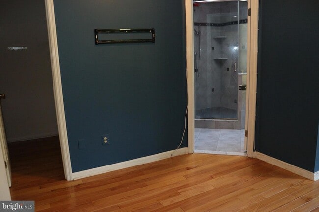 Building Photo - 323 Country Club Dr