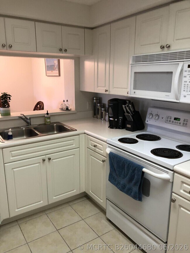 Building Photo - 3023 Alcazar Pl