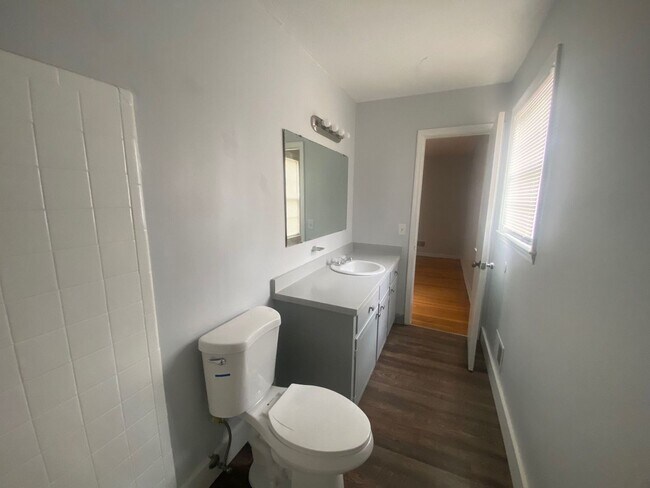 Building Photo - 221 Ramblewood Dr