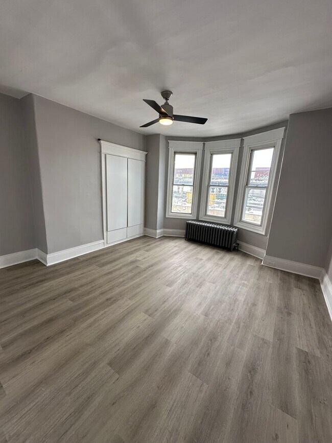 Building Photo - Beautiful renovated 3 bedroom