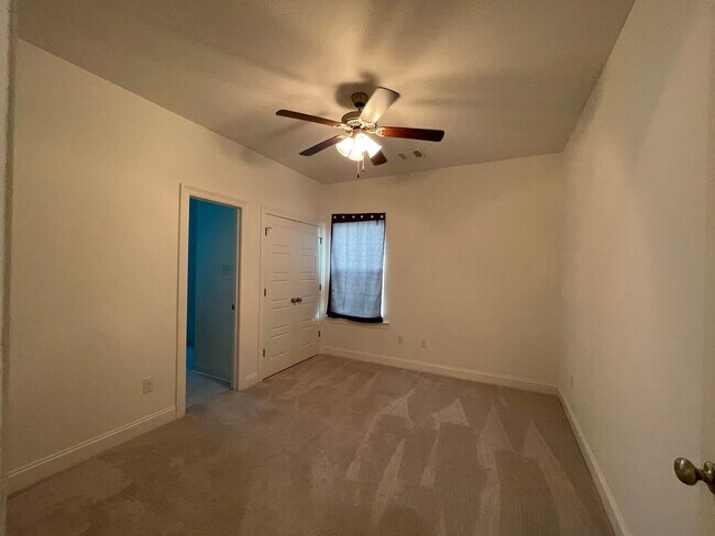 Building Photo - 3 Bedroom Garden Home in Stonelake Village...