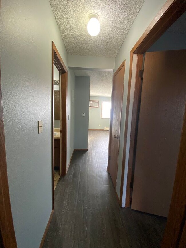 Building Photo - $1,000 | 2 Bedroom, 1 Bathroom Apartment |...