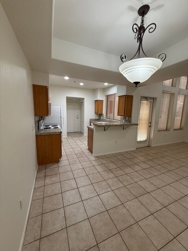 Building Photo - 3 Bedroom Townhouse with Garage, Gated Com...