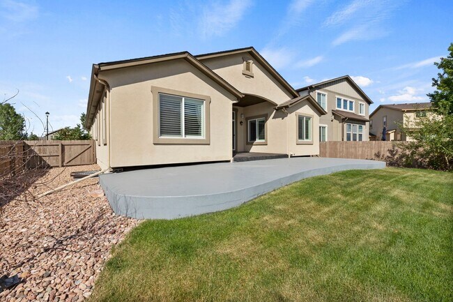 Building Photo - Immaculate & Stunning 4BD Ranch Style in C...