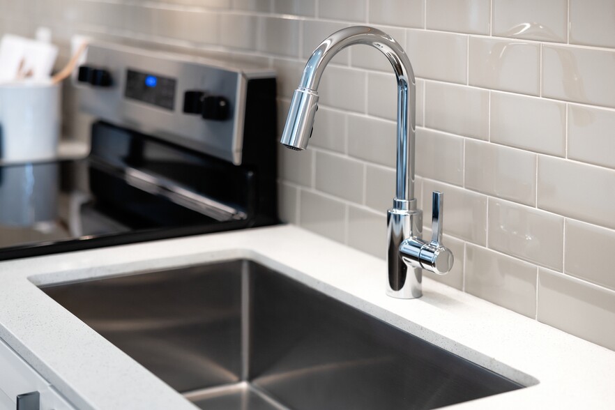 Finish Package I kitchen with chrome fixtures - Avalon Tech Ridge