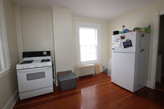 Building Photo - 122 Elm St
