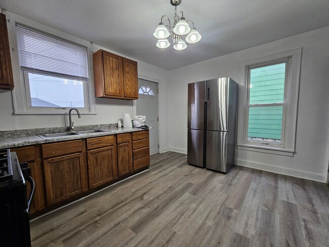 Building Photo - SW 4 bedroom 2 bath with fenced yard