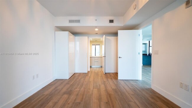 Building Photo - 1010 Brickell Ave