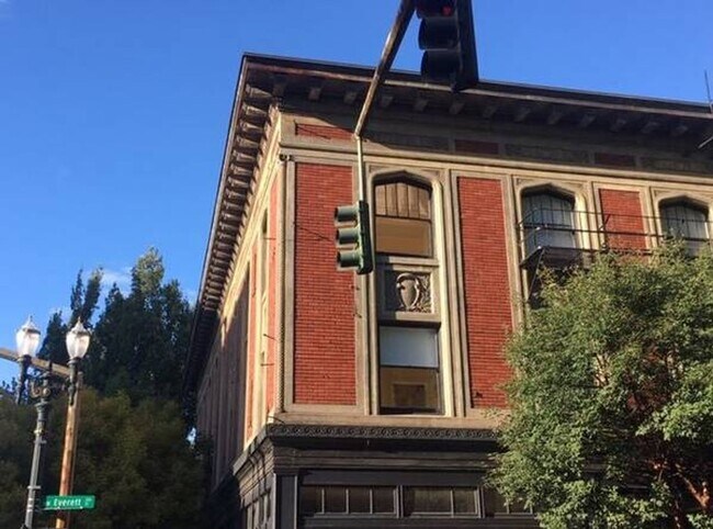 Building Photo - 318 NW Broadway