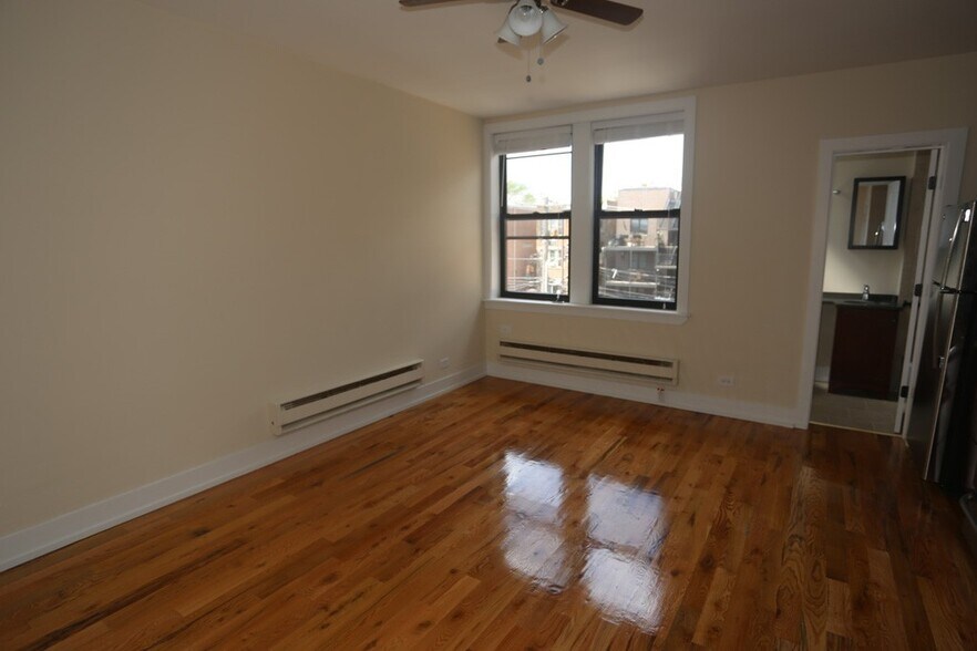 Building Photo - 858 W Diversey Pky