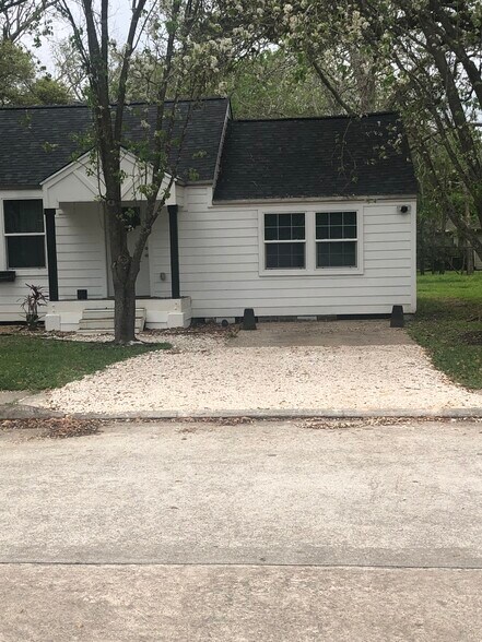 Building Photo - 208 E Magnolia St