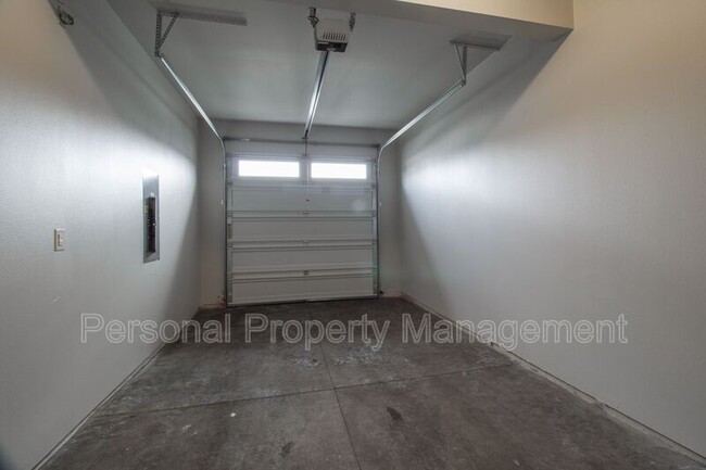 Building Photo - 417 NE Repass Rd