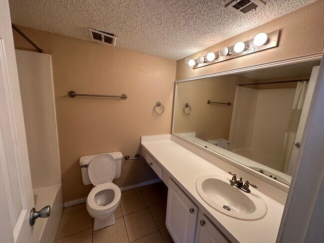 Building Photo - ONE MONTH FREE - 2br - 1000ft2 - Affordabl...
