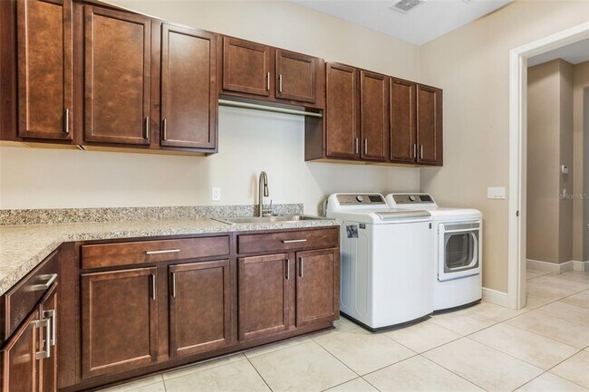 Building Photo - 290 Silver Maple Rd
