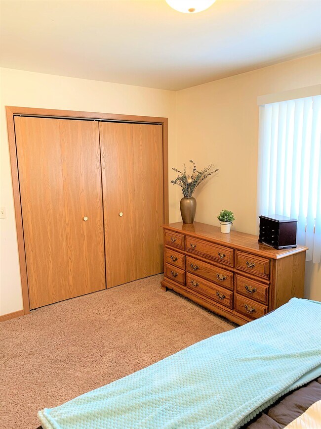 Building Photo - 812 Van Es Pky