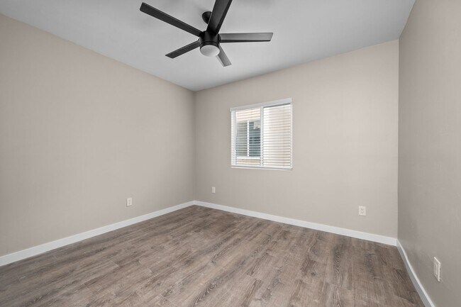 Building Photo - Private rooftop deck!