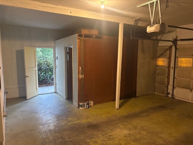 Building Photo - HALF OFF FEBRUARY RENT! 3 Bedroom 1.5 Bath in Desirable NW Corvallis
