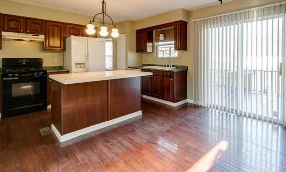 Building Photo - 500 Oak Village Dr