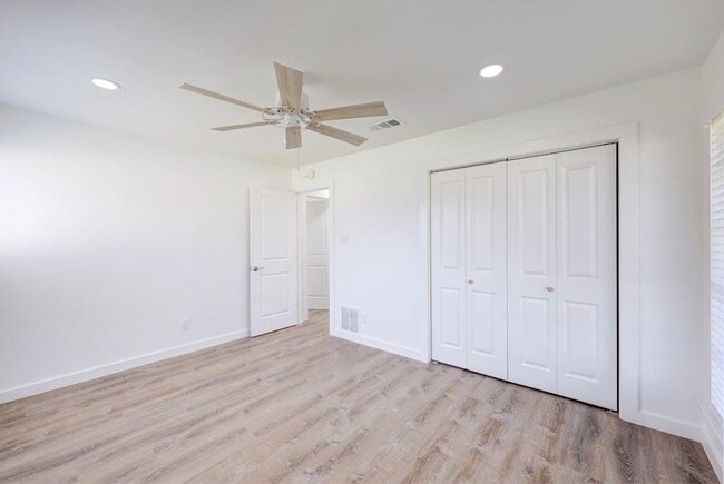 Building Photo - 801 Salem Ln