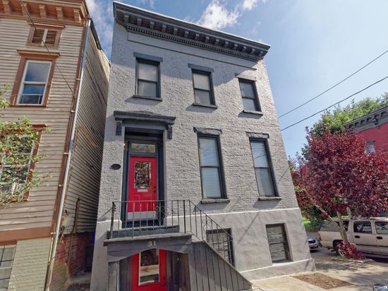 Primary Photo - 31 Bleecker Pl