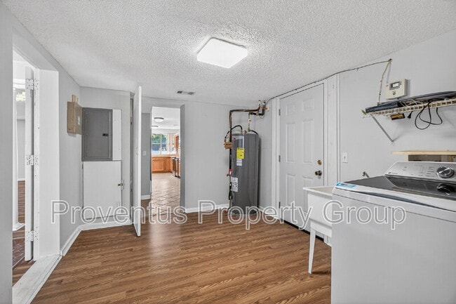 Building Photo - 8 Manor Dr