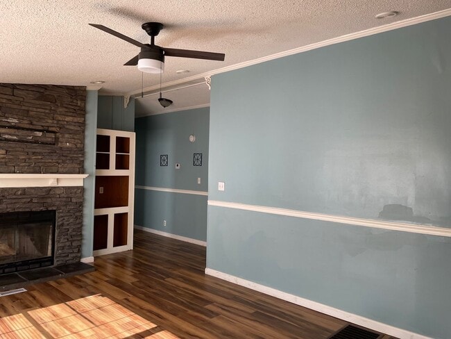 Building Photo - Three bedroom/2 Bath close to downtown Pra...
