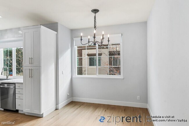 Building Photo - 3 br, 2.5 bath Townhome - 1052 Green Stree...