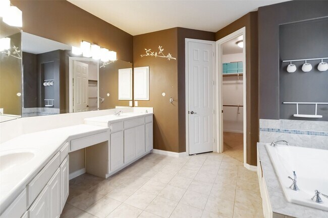 Building Photo - 920 Falcon Dr