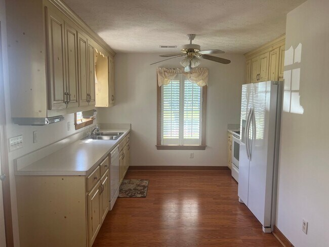 Building Photo - Rancher on 6.79 Acre Lot