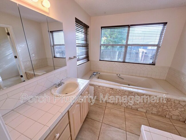 Building Photo - 303 Shoreline Dr